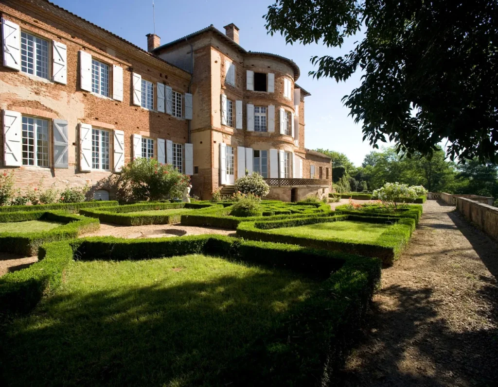Façade brique château jardin à la française buis soleil Domaine de Lastours Béziers mariage Hérault Occitanie