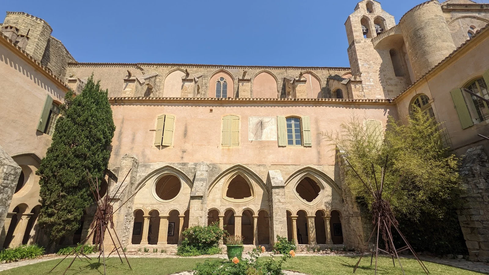 Cour intérieure et cloître roman de l'Abbaye de Valmagne avec jardins fleuris, lieu de mariage dans l'Hérault