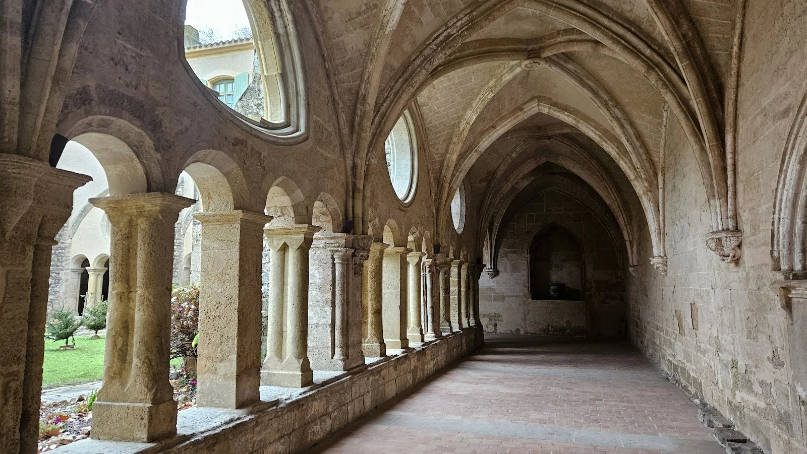 Galerie du cloître de l'Abbaye de Valmagne avec voûtes d'ogives et colonnes romanes, décor mariage Hérault