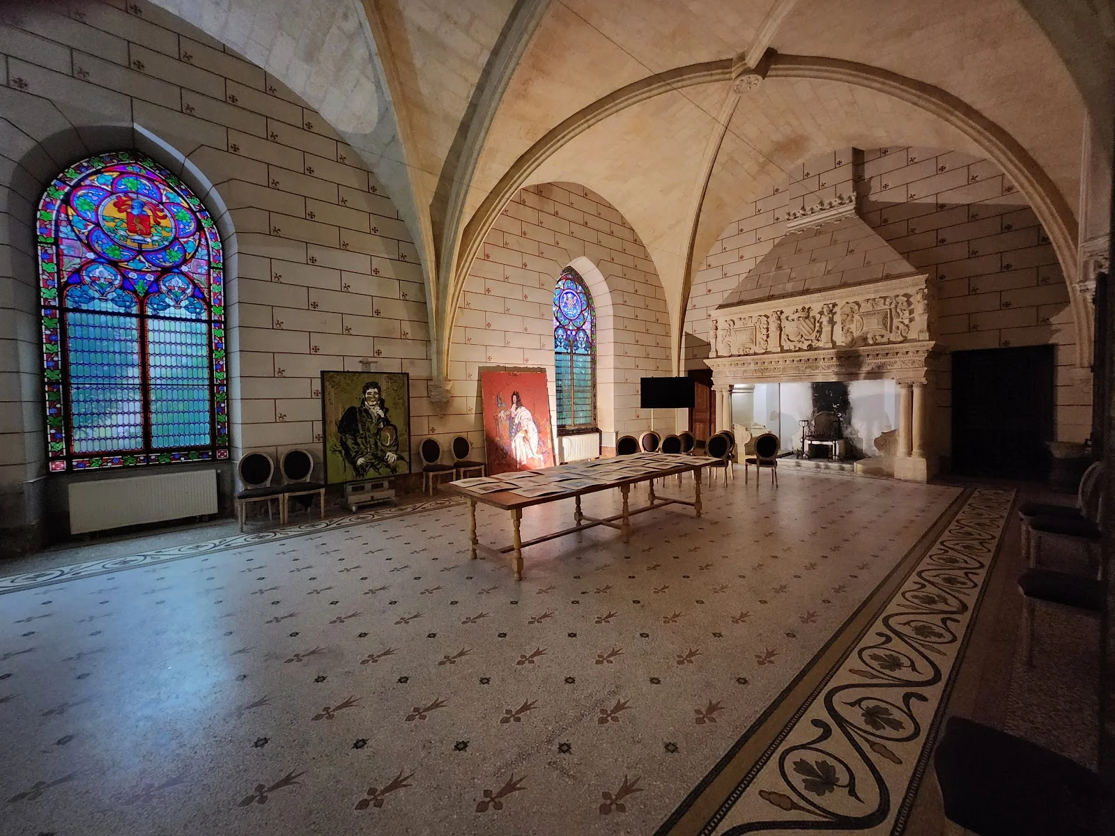 Grande salle de réception de l'Abbaye de Valmagne avec voûtes gothiques, vitraux et cheminée sculptée, mariage Hérault