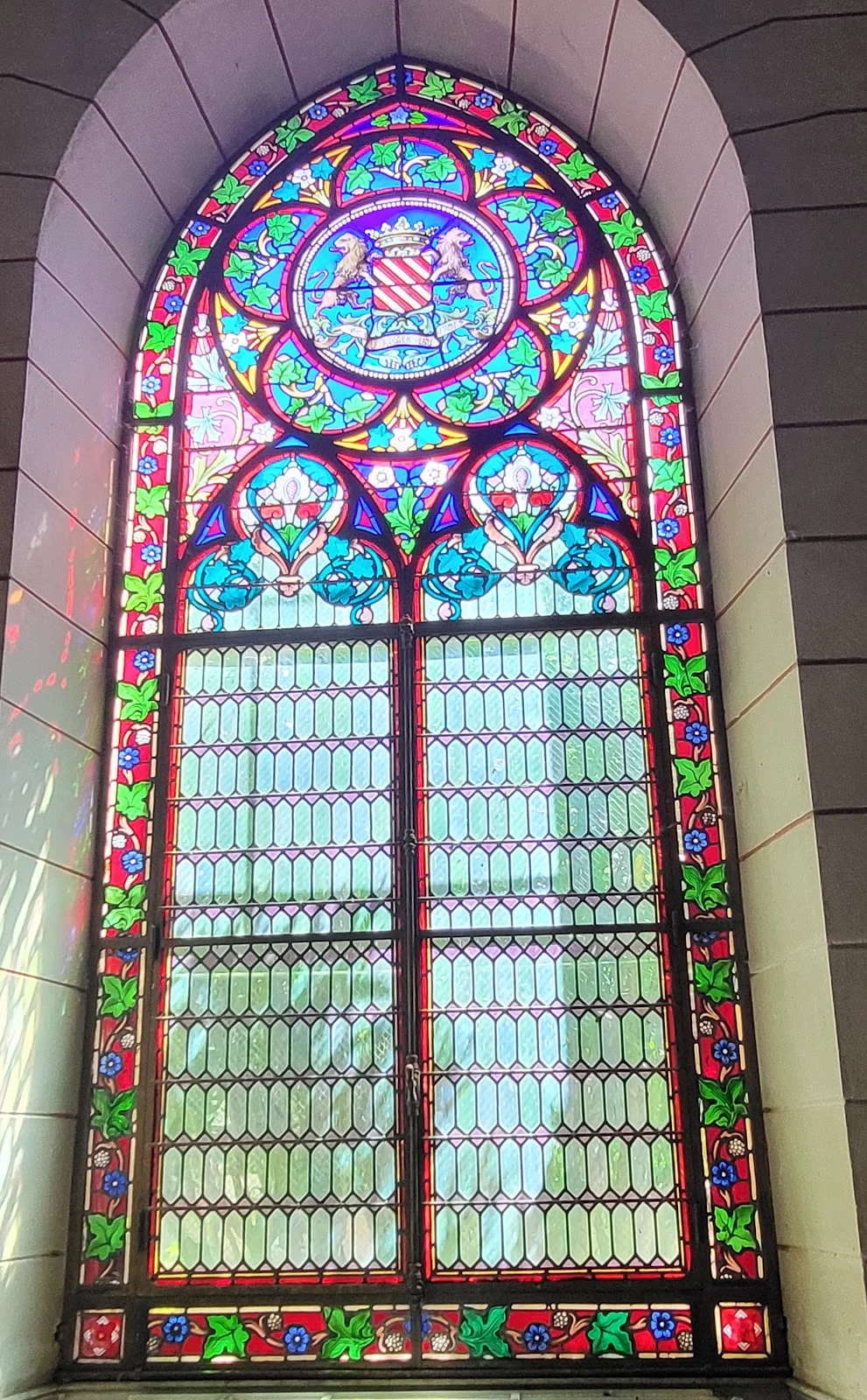 Vitrail gothique coloré avec armoiries héraldiques de l'Abbaye de Valmagne, décoration intérieure mariage Hérault