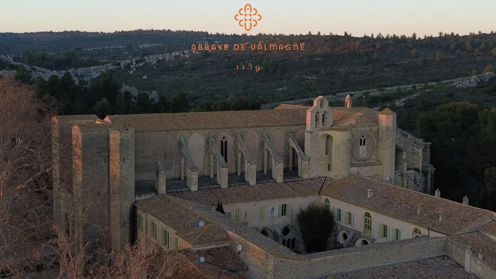 Vue aérienne crépusculaire de l'Abbaye de Valmagne fondée en 1139, lieu de mariage d'exception dans l'Hérault