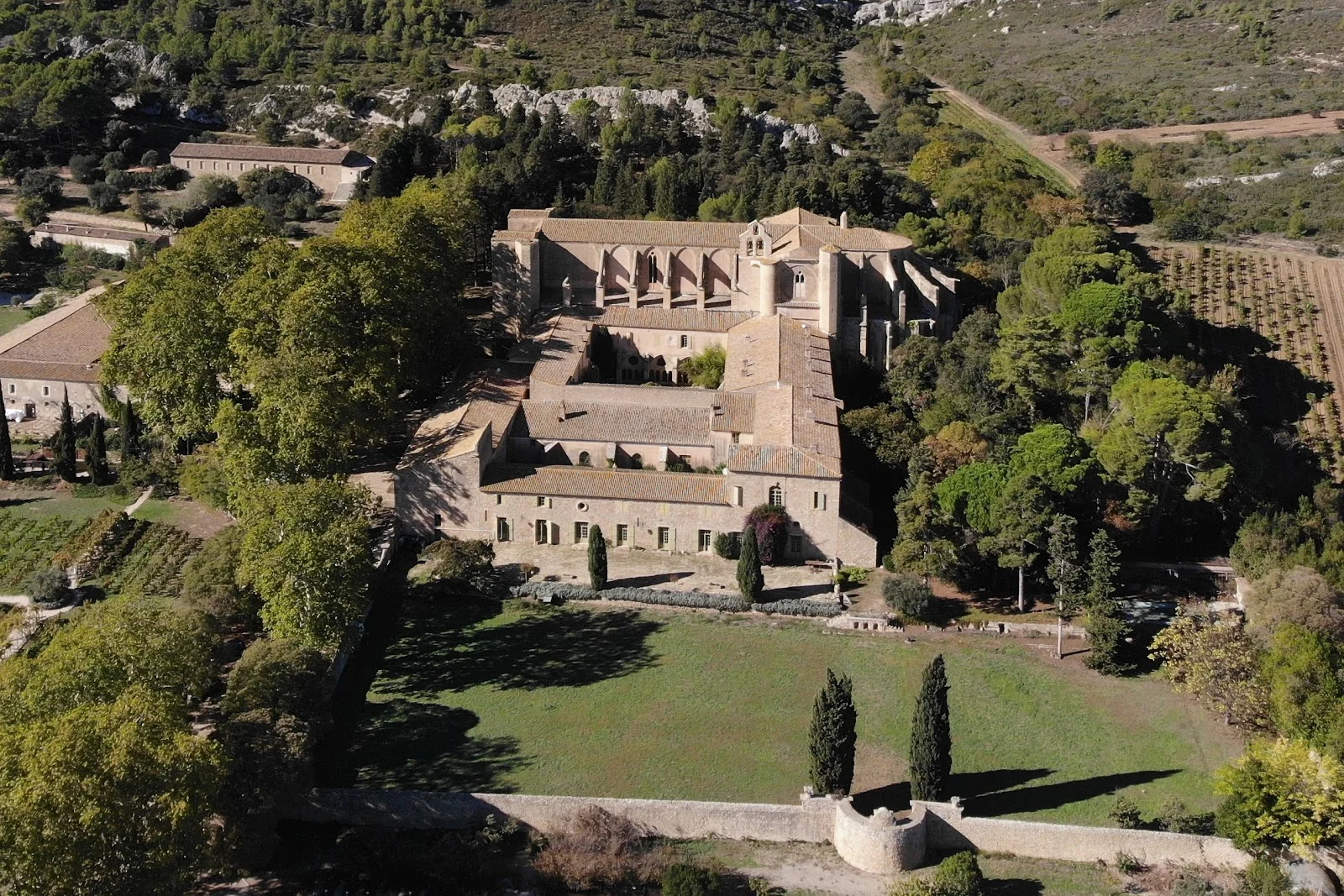 Vue aérienne de l'Abbaye de Valmagne et ses vignobles dans l'Hérault, domaine viticole exceptionnel pour mariage