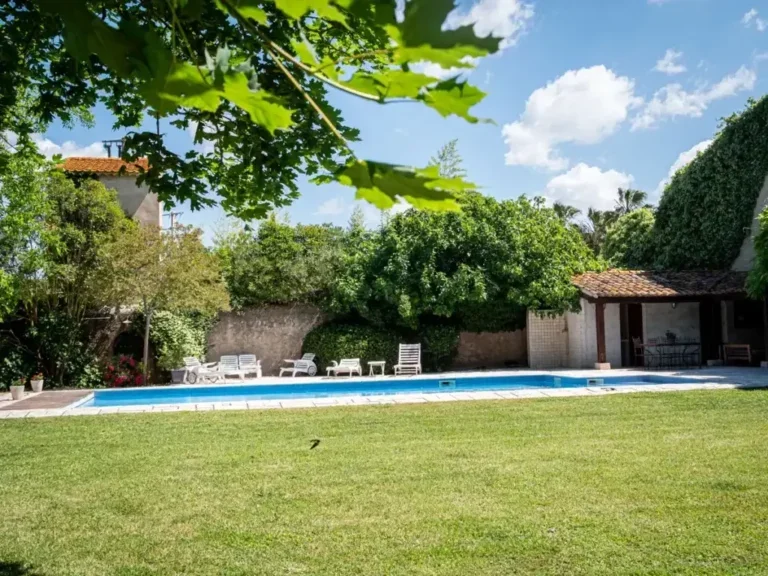 Grand jardin pelouse piscine transats verdure Bergerie de la Vernède Nissan-lez-Enserune mariage Hérault Occitanie