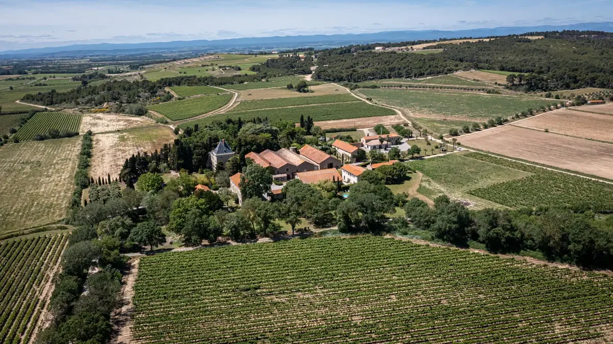 Vue aérienne domaine Bergerie de la Vernède Hérault vignes mas tour mariage Occitanie