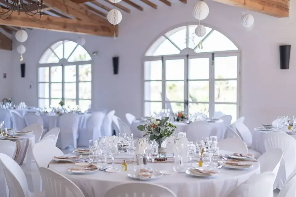 Salle mariage Bergerie de la Vernède décor blanc épuré arches lumière Hérault