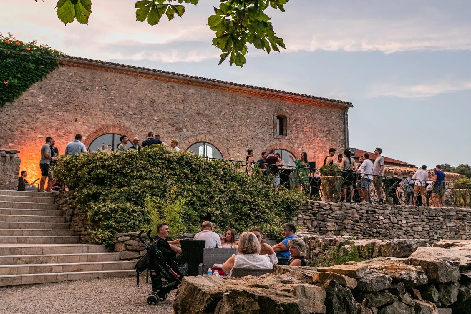 Cocktail de mariage au coucher du soleil sur la terrasse du Château Bas d'Aumelas avec invités en Hérault