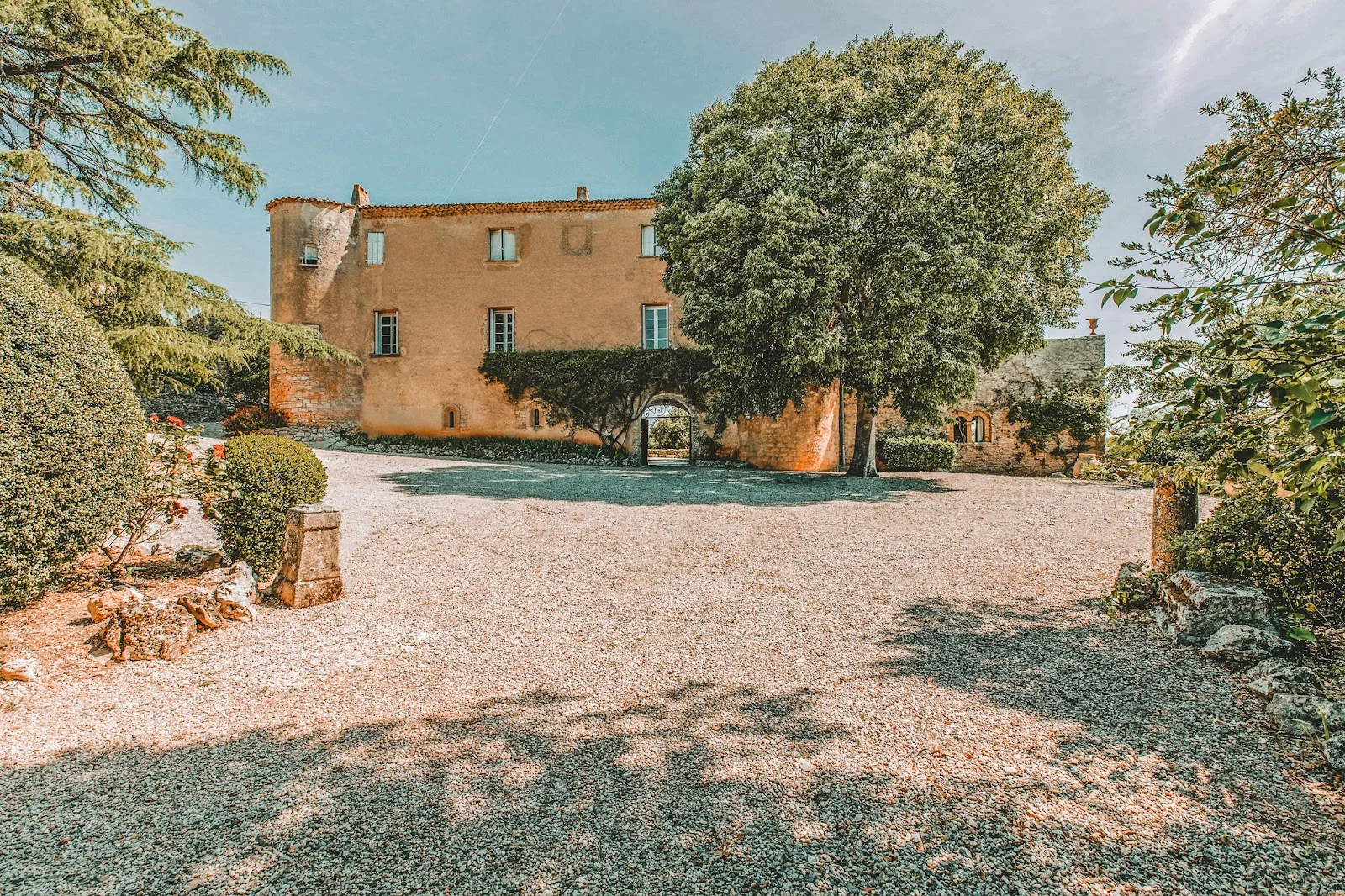 Château Bas d'Aumelas façade ocre et cour de gravier pour mariage dans l'Hérault en Languedoc