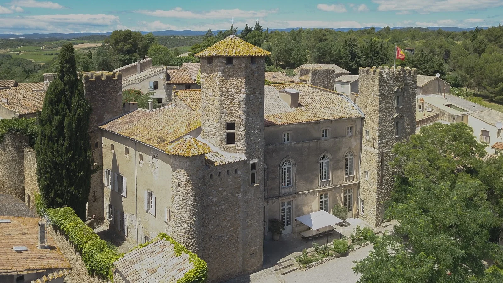 Vue aérienne du Château d'Agel, domaine médiéval pour mariage en Hérault avec tours et cour intérieure