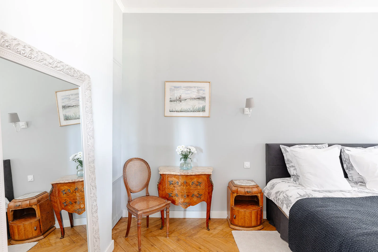 Chambre d'hébergement du Château de Bayssan avec meubles anciens et parquet chevrons pour mariage dans l'Hérault