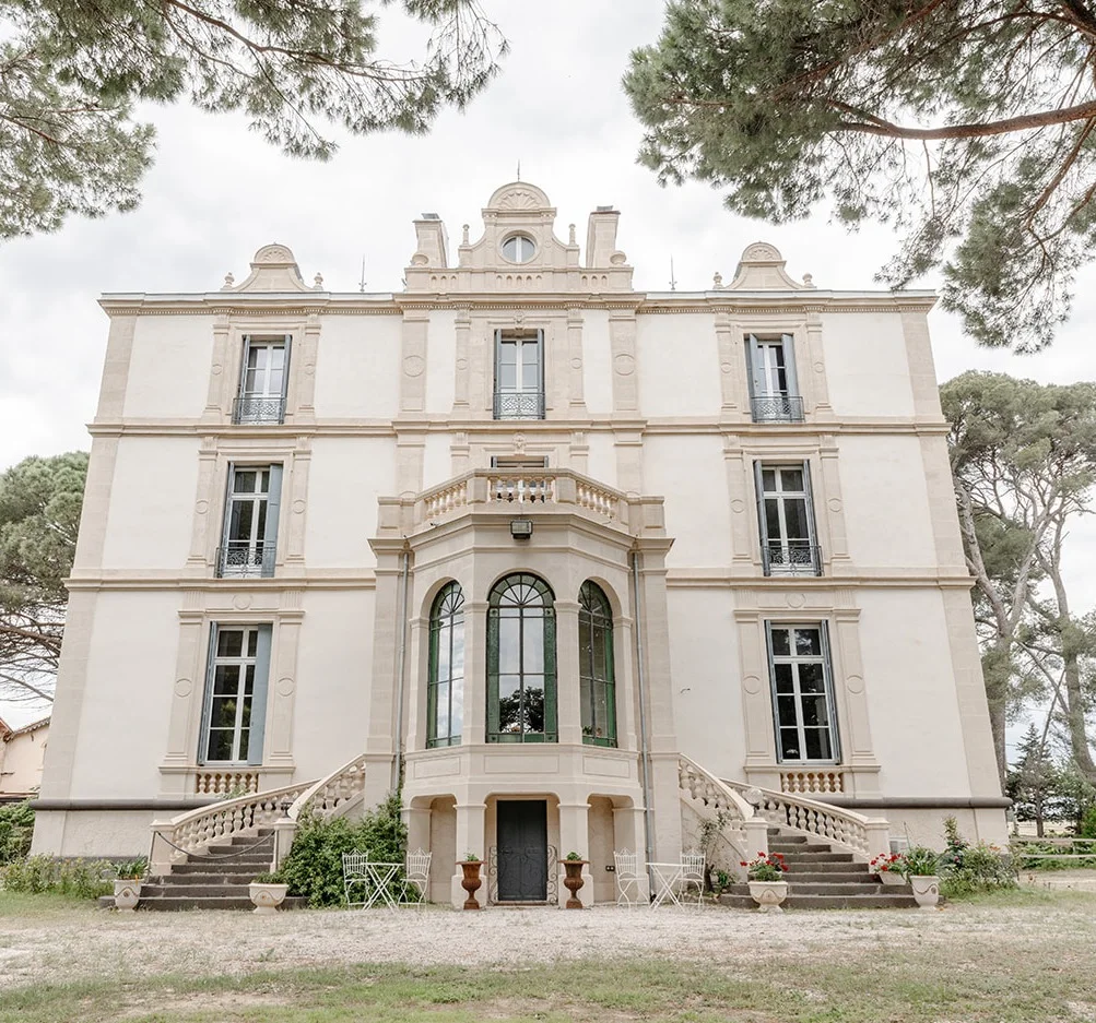 Château de Bayssan façade extérieure néoclassique pour mariage dans l'Hérault, double escalier en pierre et jardins