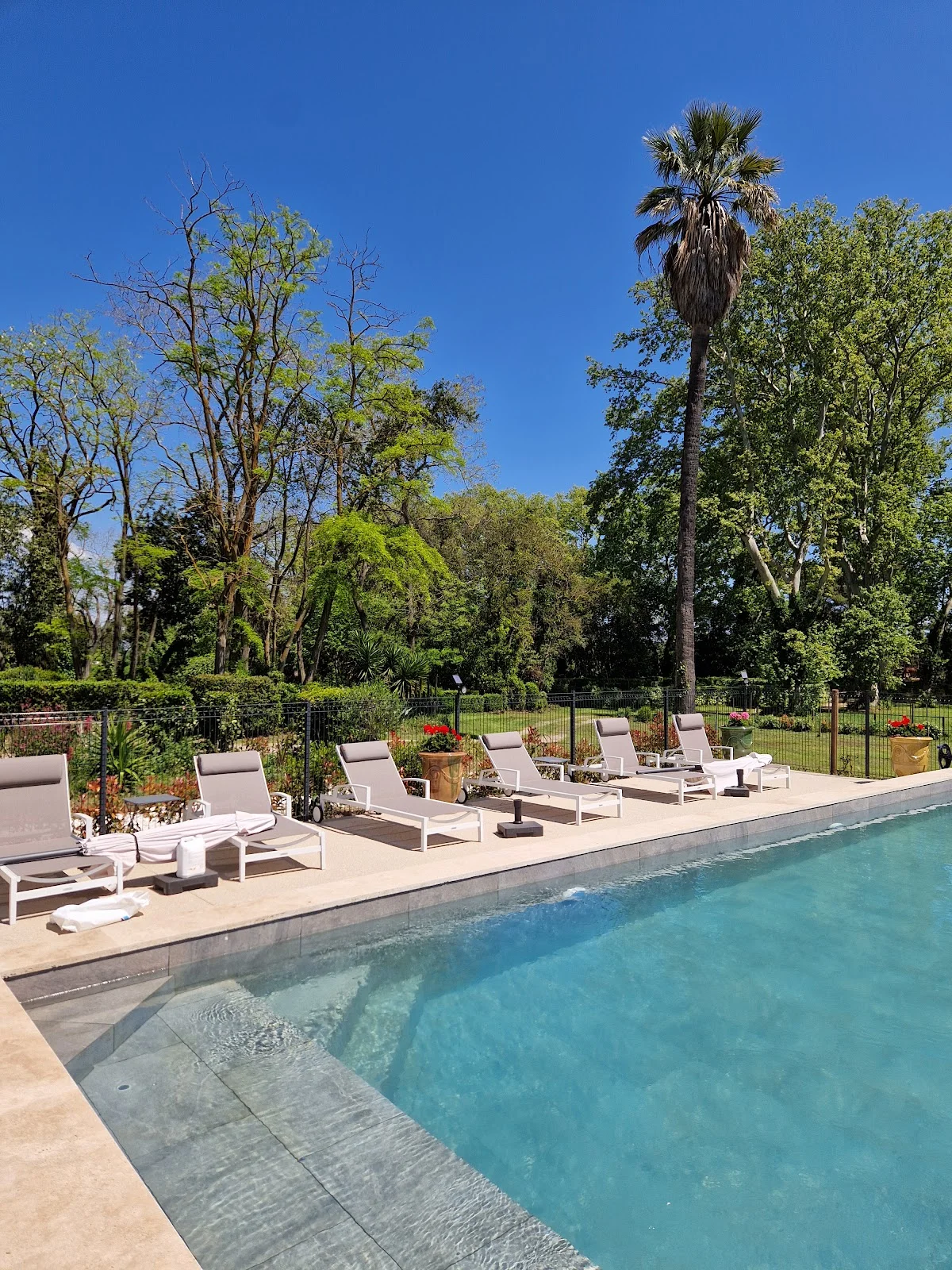 Piscine et jardin du Château de Bayssan dans l'Hérault, espace détente et réception en plein air pour mariage