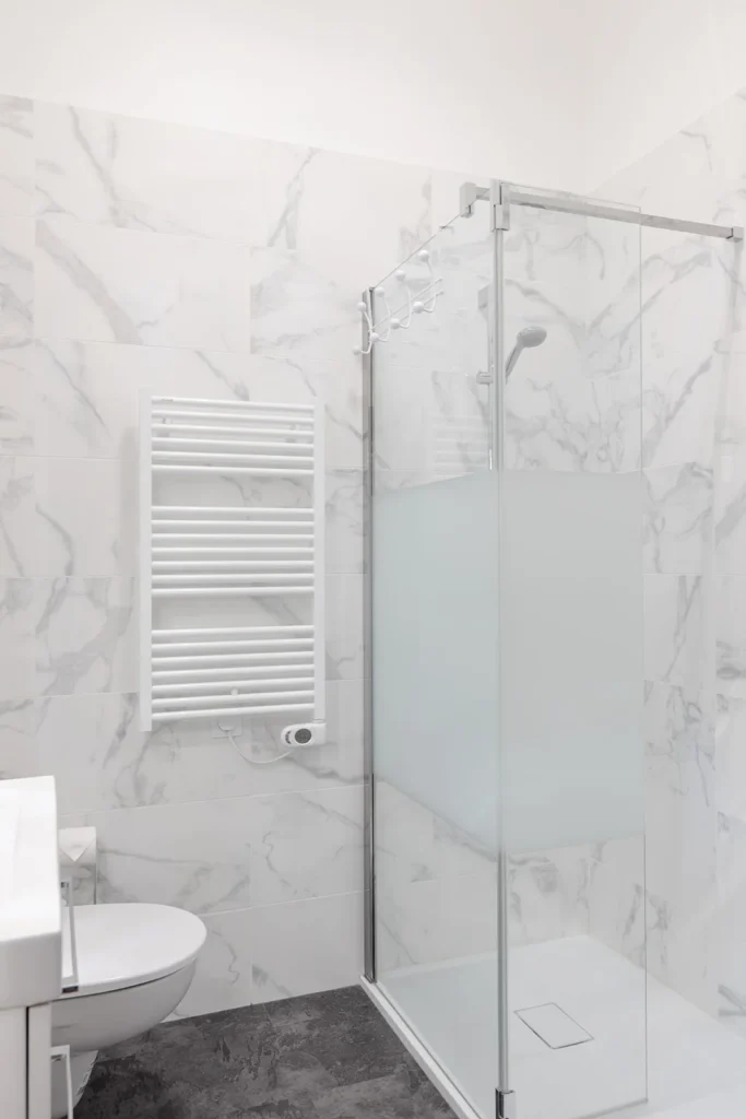 Salle de bain moderne marbre blanc au Château de Bayssan, douche italienne pour hébergement mariage Hérault