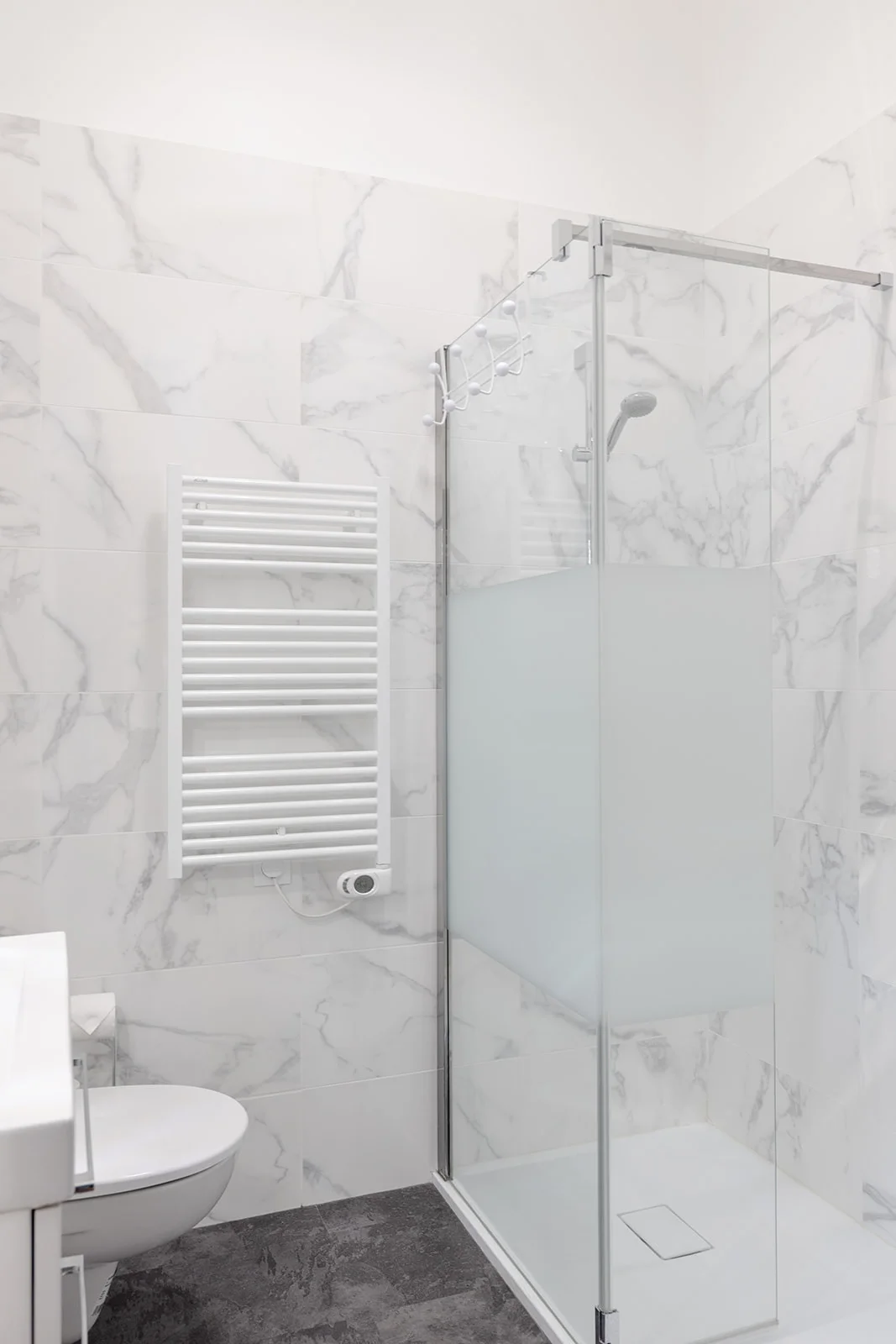Salle de bain moderne marbre blanc au Château de Bayssan, douche italienne pour hébergement mariage Hérault