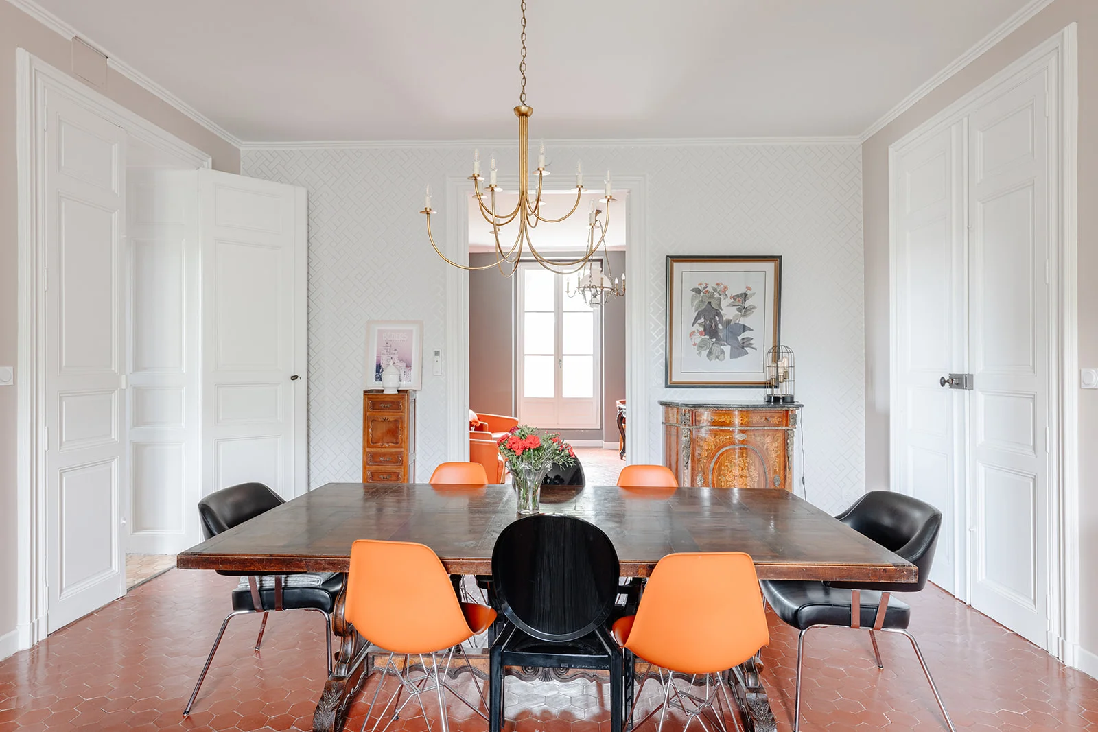 Salle à manger du Château de Bayssan avec grande table et chaises colorées pour banquet de mariage en Hérault