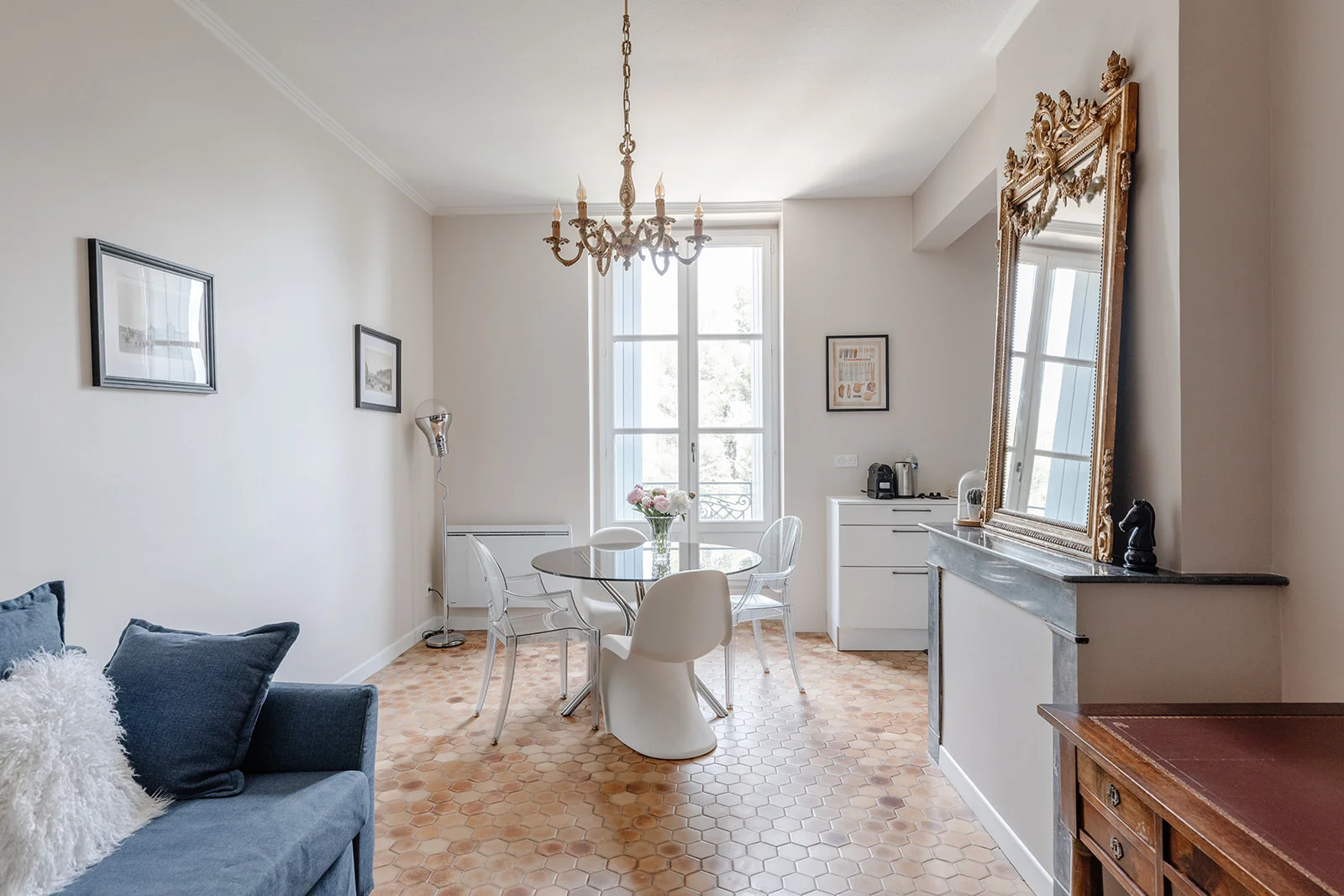 Suite avec salon et kitchenette au Château de Bayssan, hébergement lumineux pour invités de mariage en Hérault