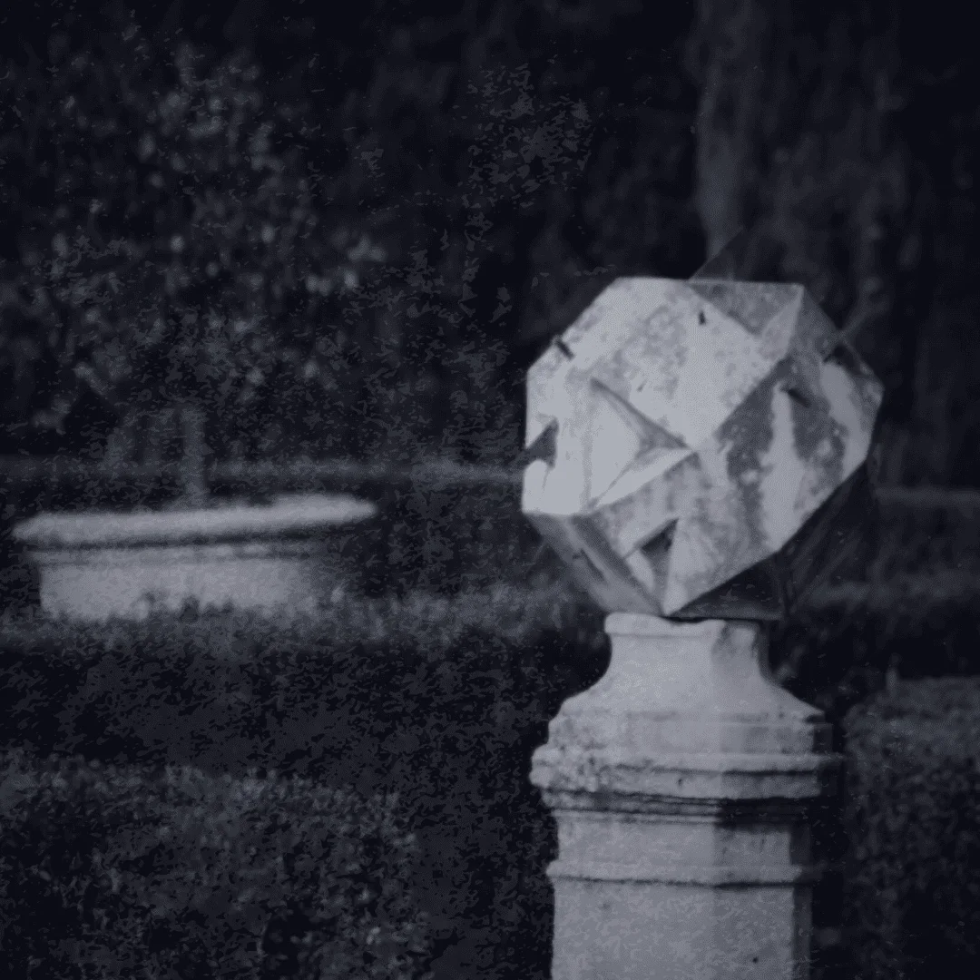 Cadran solaire polyhédrique en pierre dans les jardins du Château de Flaugergues, Hérault