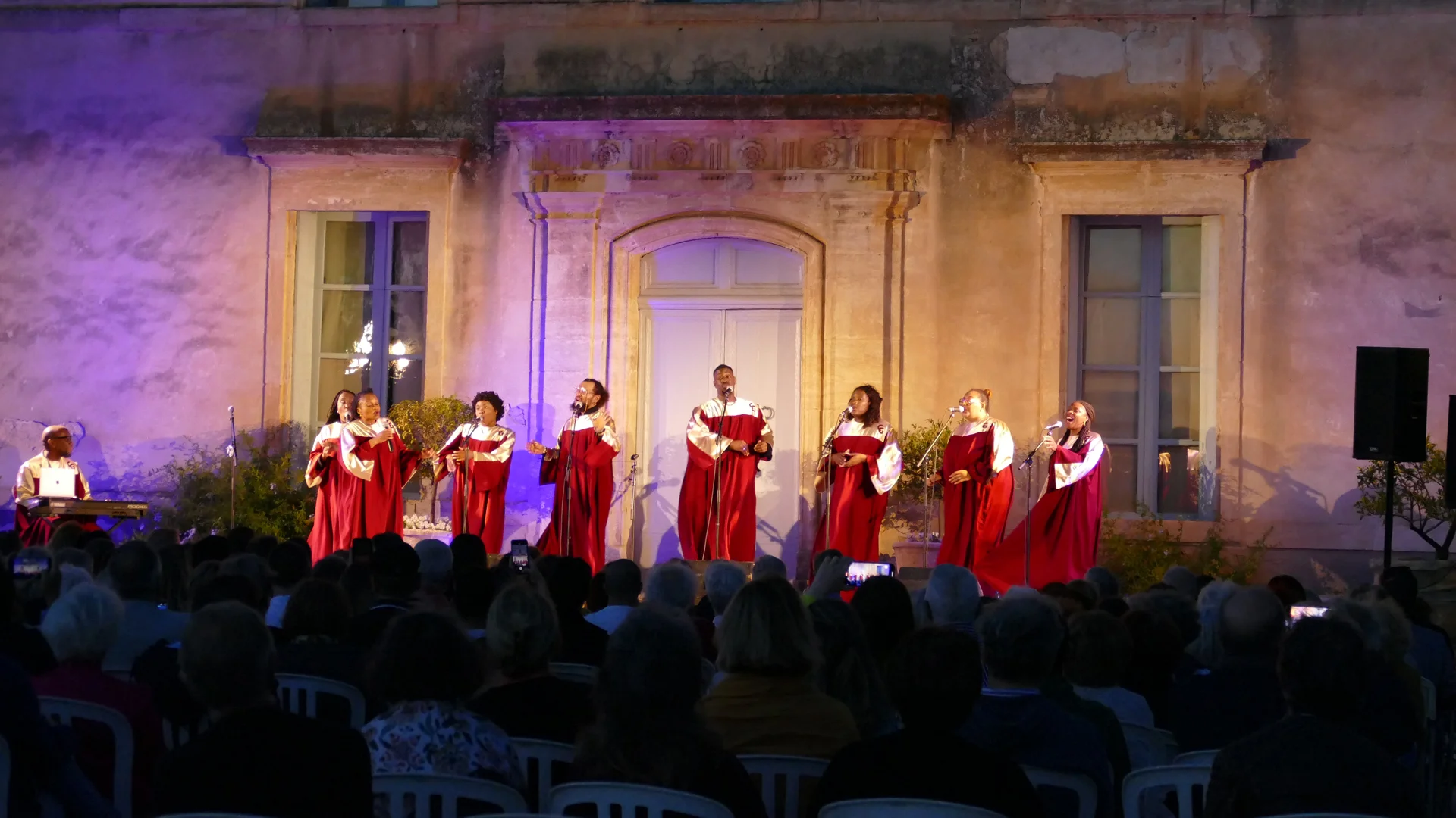 Concert gospel de nuit devant la façade illuminée du Château de Flaugergues pour un mariage en Hérault