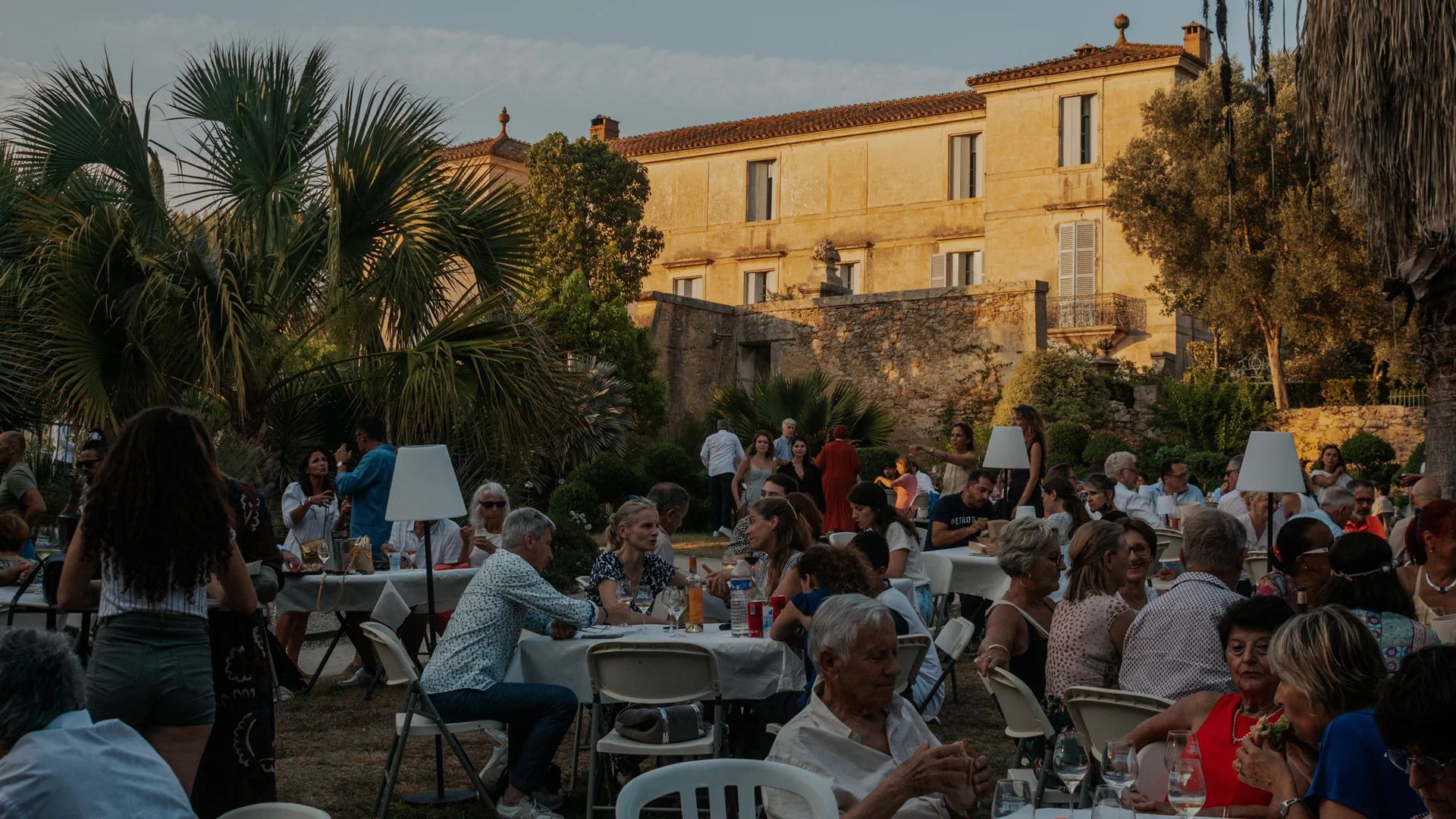 Dîner de mariage en plein air au coucher du soleil dans le parc du Château de Flaugergues, Hérault