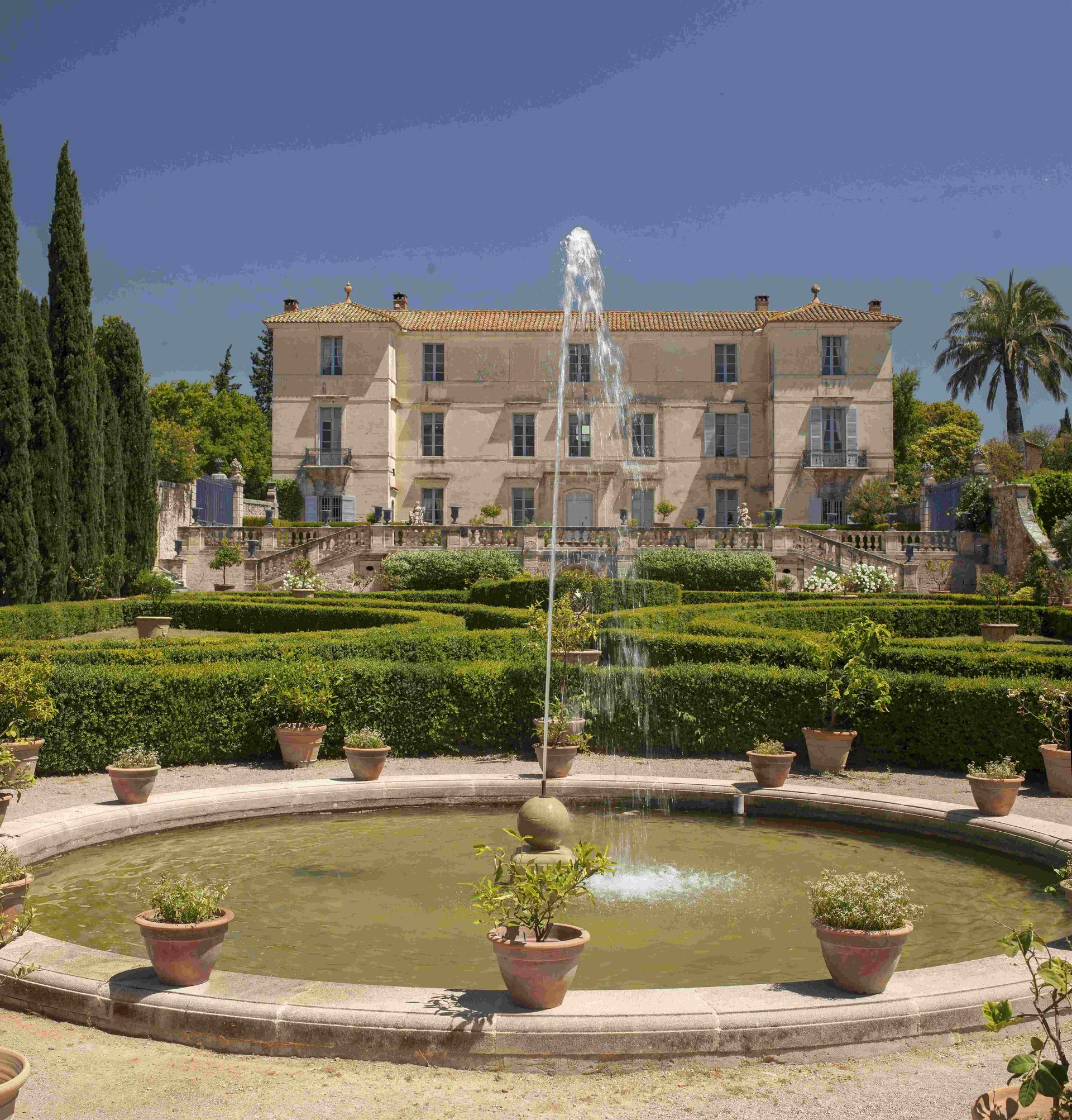 Vue du Château de Flaugergues depuis ses jardins à la française avec fontaine, Hérault Occitanie