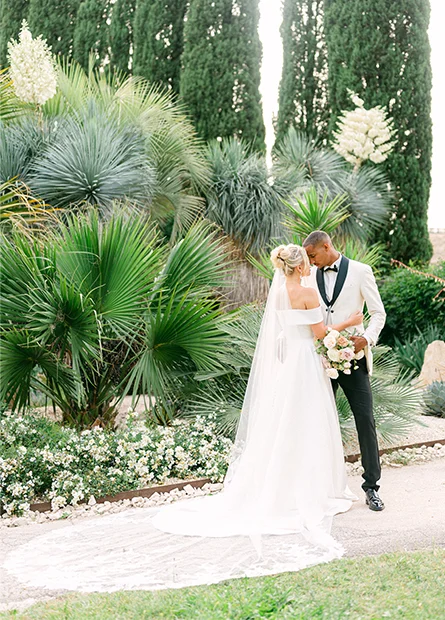 Couple de mariés en portrait dans le jardin exotique du Château de Flaugergues, Hérault
