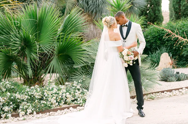 Couple de mariés dans le jardin méditerranéen du Château de Flaugergues, Hérault