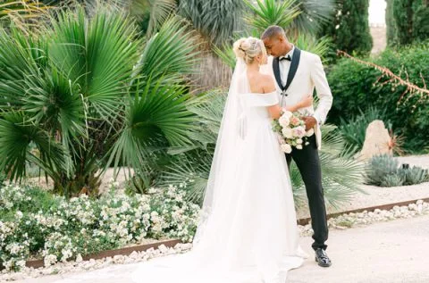 Photo de mariage dans le jardin aux palmiers du Château de Flaugergues en Hérault