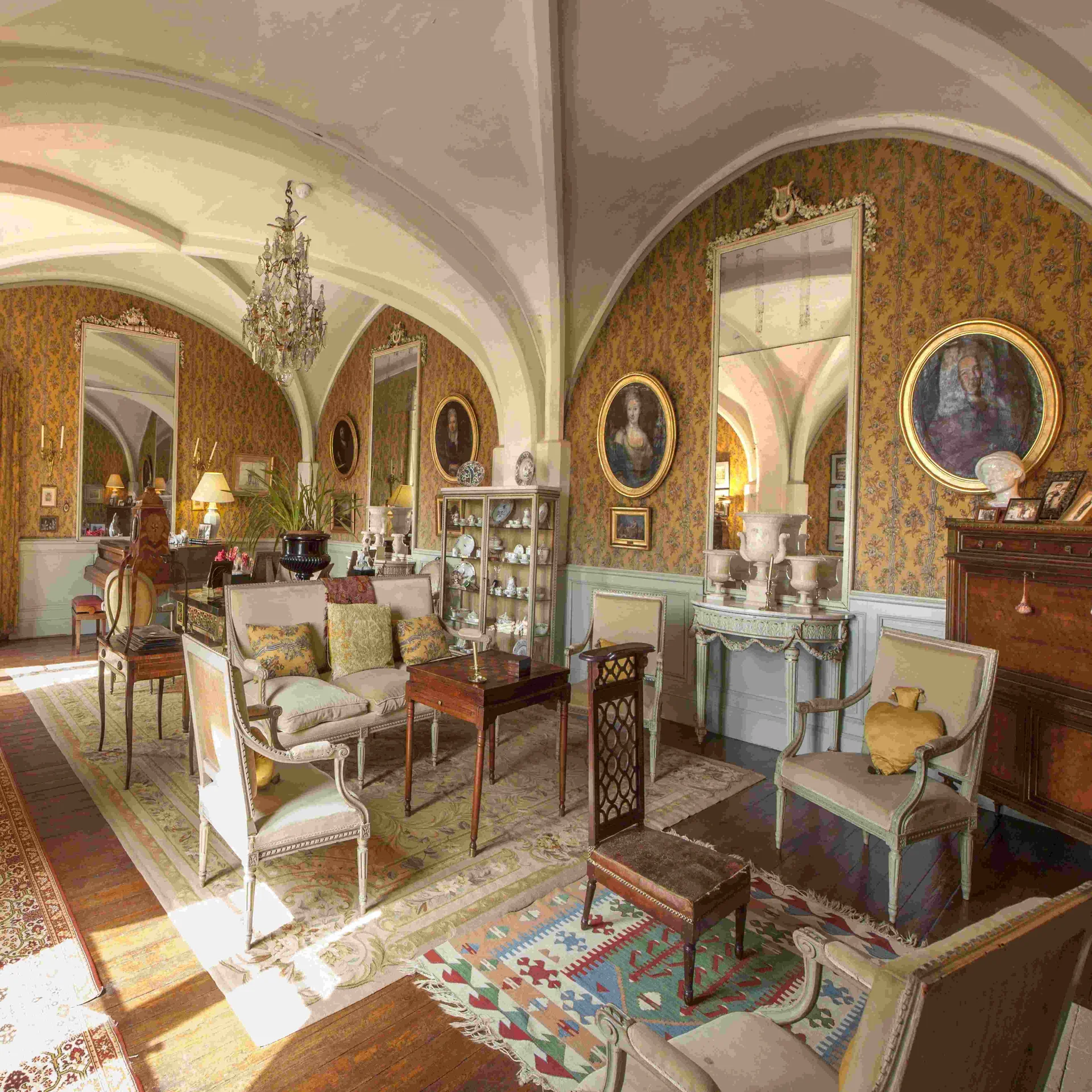 Grand salon voûté du Château de Flaugergues avec mobilier Louis XVI et tapisseries dorées pour mariage en Hérault