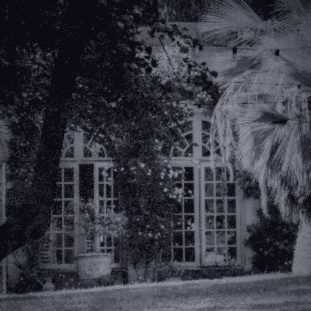 Serre orangerie du Château de Flaugergues de nuit avec grandes arches gothiques, Hérault