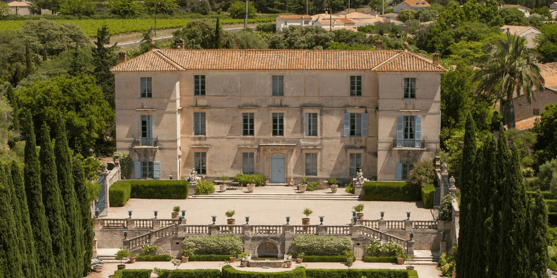 Vue aérienne du Château de Flaugergues et ses jardins à la française, domaine de mariage en Hérault Occitanie