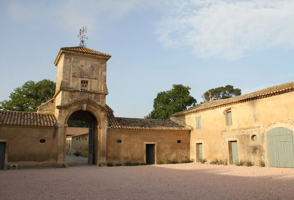 Architecture traditionnelle provençale, tour porche, cour gravillonnée, ambiance authentique Château de la Mogère Montpellier mariage Hérault Occitanie