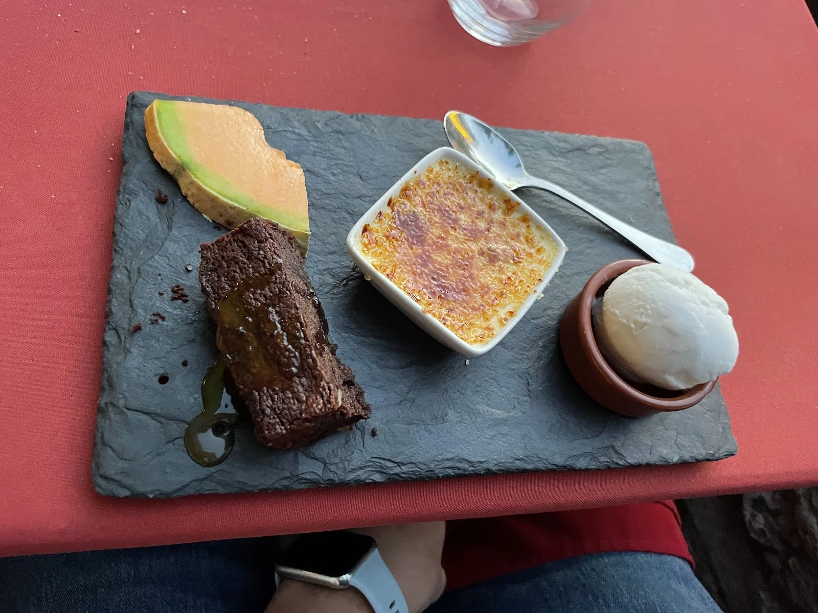Plateau de desserts du Château de Lunas : brownie, crème brûlée et glace vanille sur ardoise, restaurant Hérault