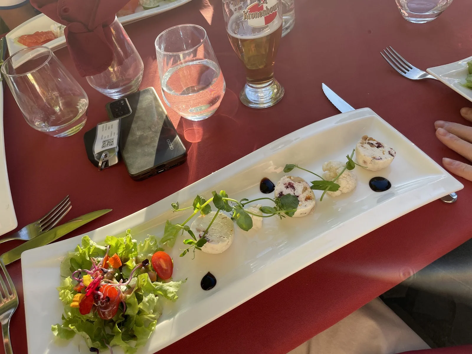 Entrée gastronomique fromage de chèvre et salade du restaurant Château de Lunas en Hérault