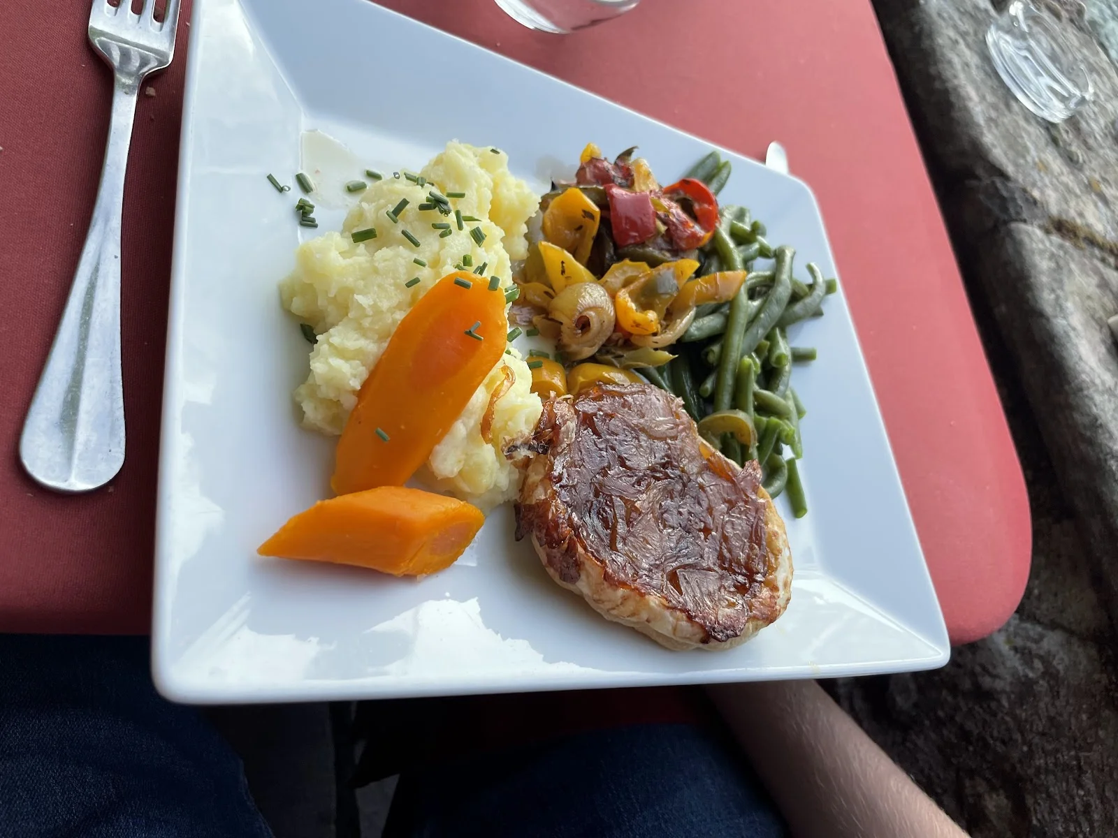 Plat principal côte de porc avec purée et légumes du restaurant Château de Lunas en Hérault