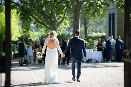 Cocktail de mariage en plein air sous les platanes au Château de Malmont Hérault