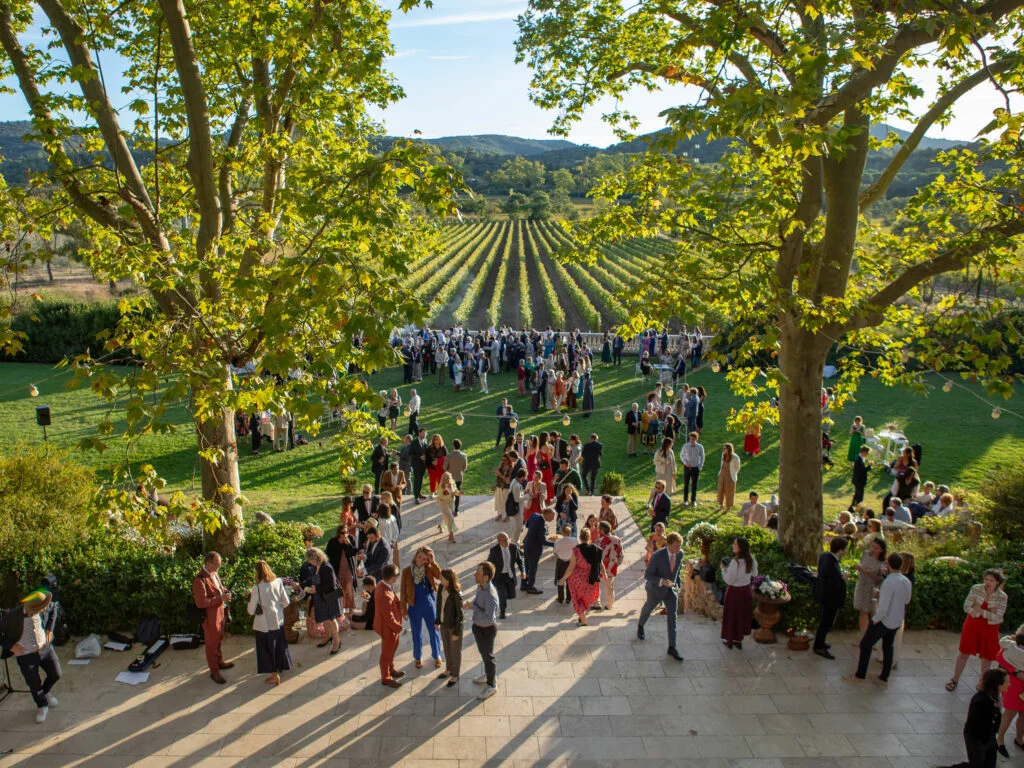 Vue aérienne du cocktail de mariage au Château de Malmont avec les vignes et collines de l'Hérault en fond