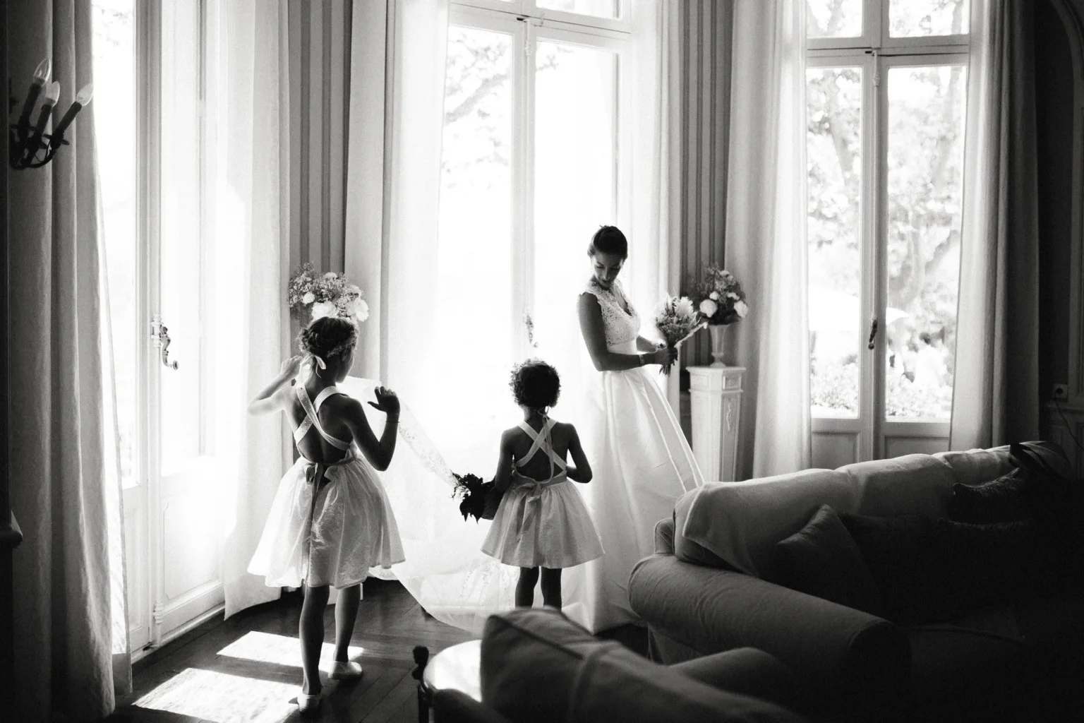 Mariée et demoiselles d'honneur devant les fenêtres du Château de Malmont Hérault - photo noir et blanc