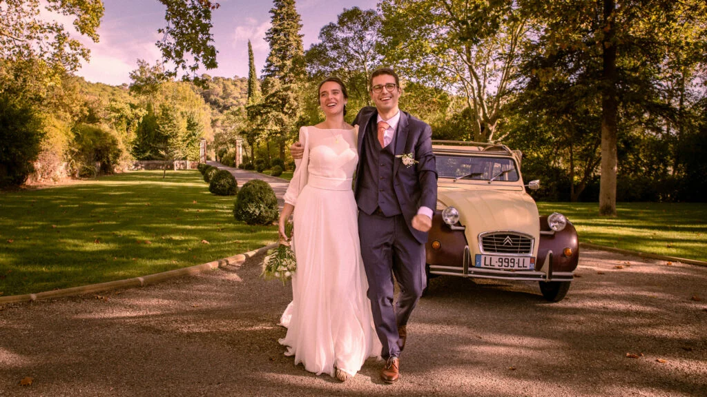 Couple de mariés et 2CV dans le parc verdoyant du Château de Malmont Hérault lumière dorée