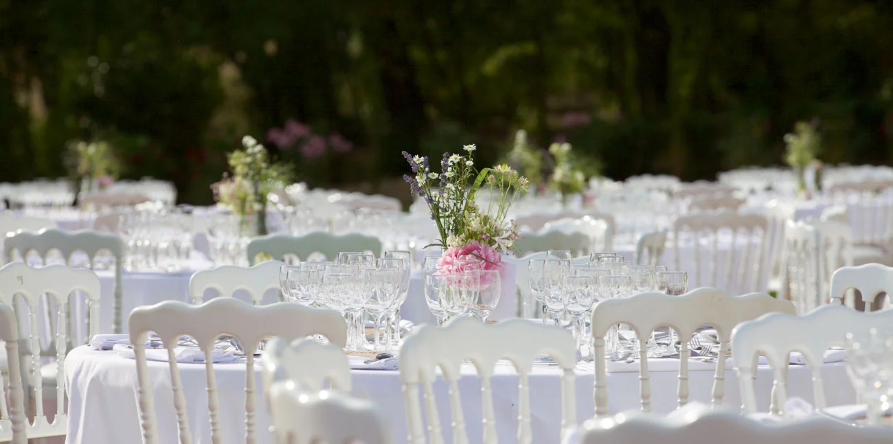 Tables de réception de mariage en extérieur au Château de Malmont, décoration florale champêtre, Hérault