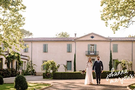 Vue globale du Château de Malmont avec couple de mariés devant la façade - salle mariage Hérault