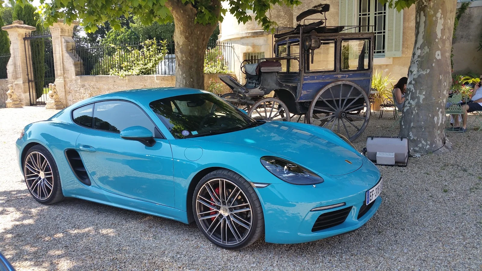 Cour du Château de Pouget avec calèche ancienne - domaine événementiel Hérault