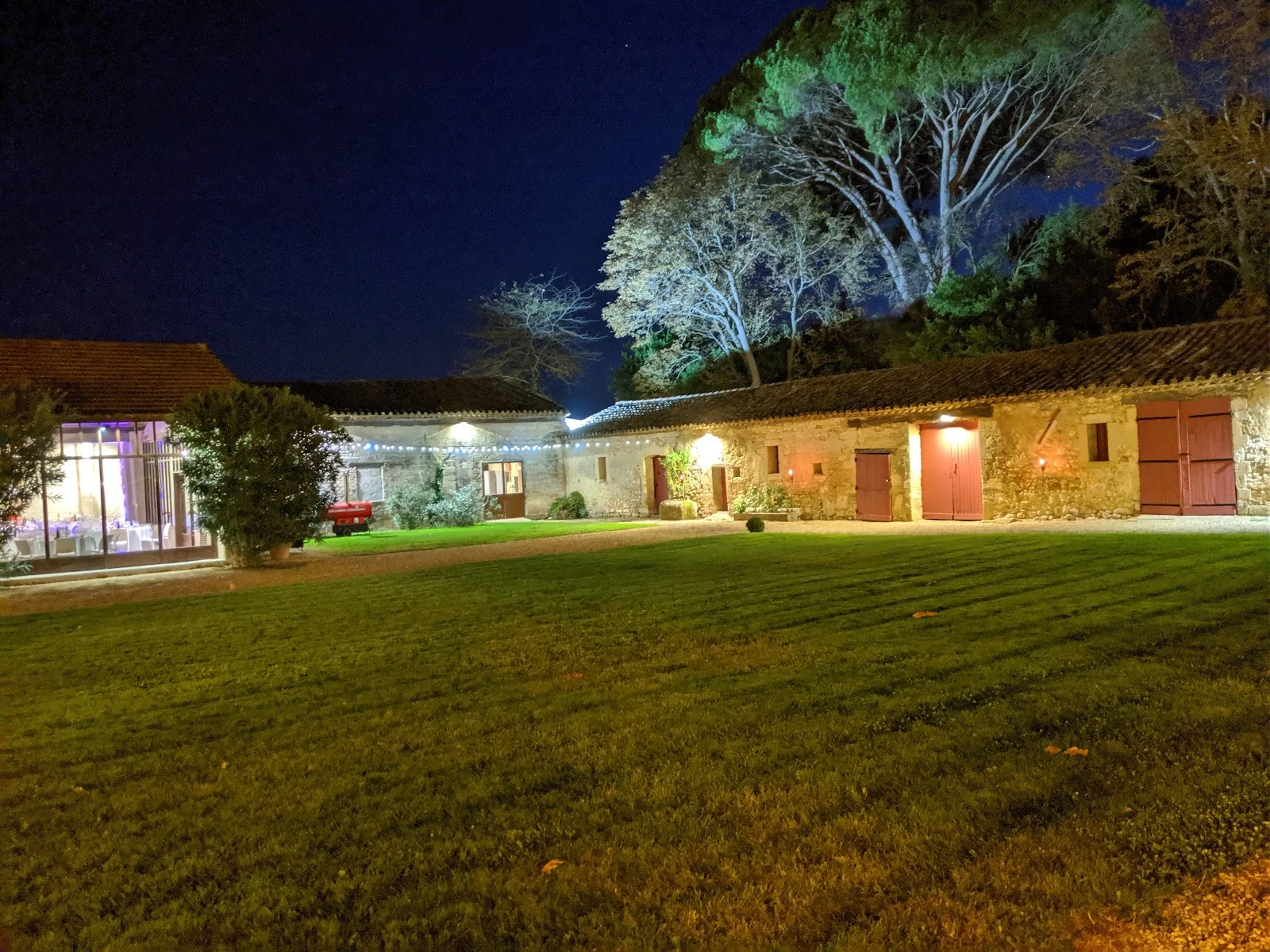 Dépendances et jardin du Château de Pouget illuminés la nuit pour mariage Hérault