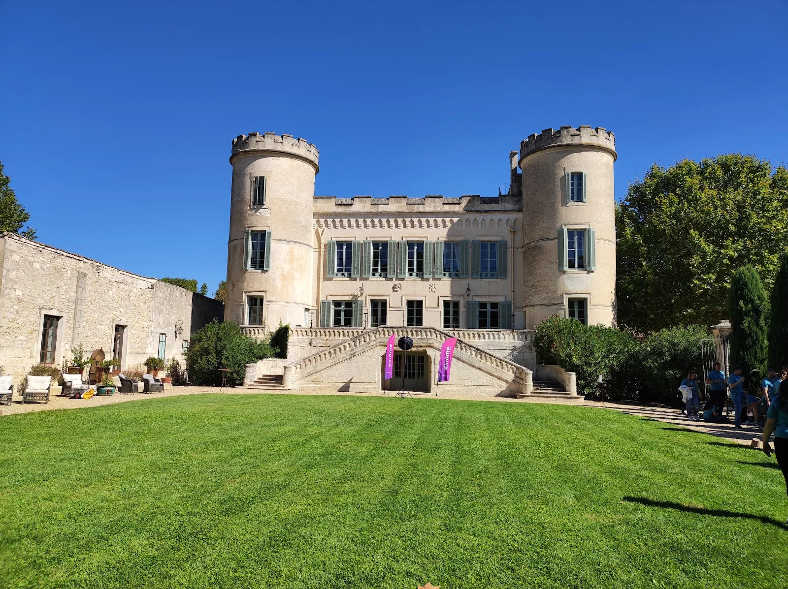 Château de Pouget Hérault - façade principale avec tours crénelées et pelouse pour mariage