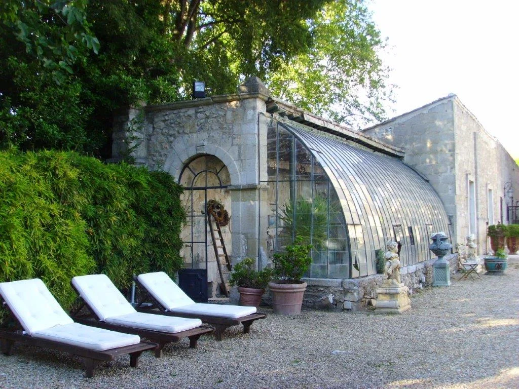 Serre voûtée et jardin du Château de Pouget avec chaises longues - lieu de réception Hérault