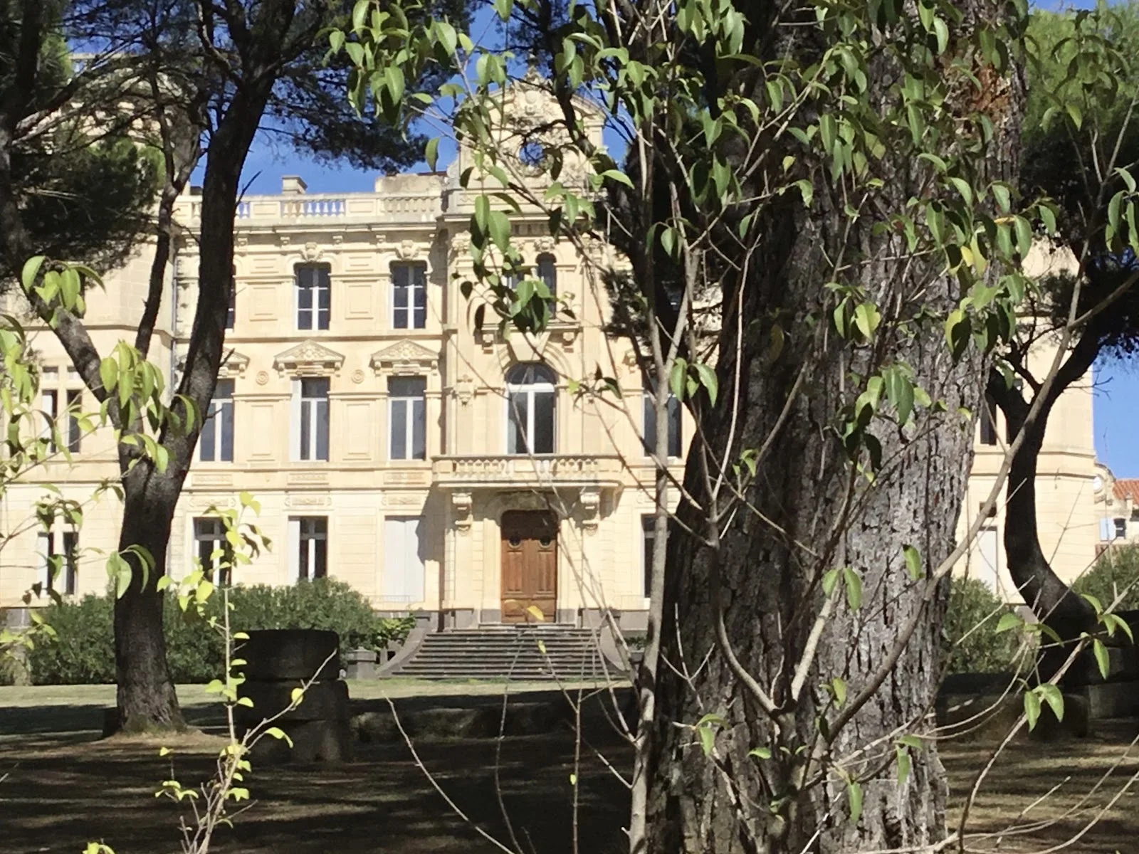 Façade principale du Château de Sériège Hérault vue depuis le parc arboré avec escalier monumental