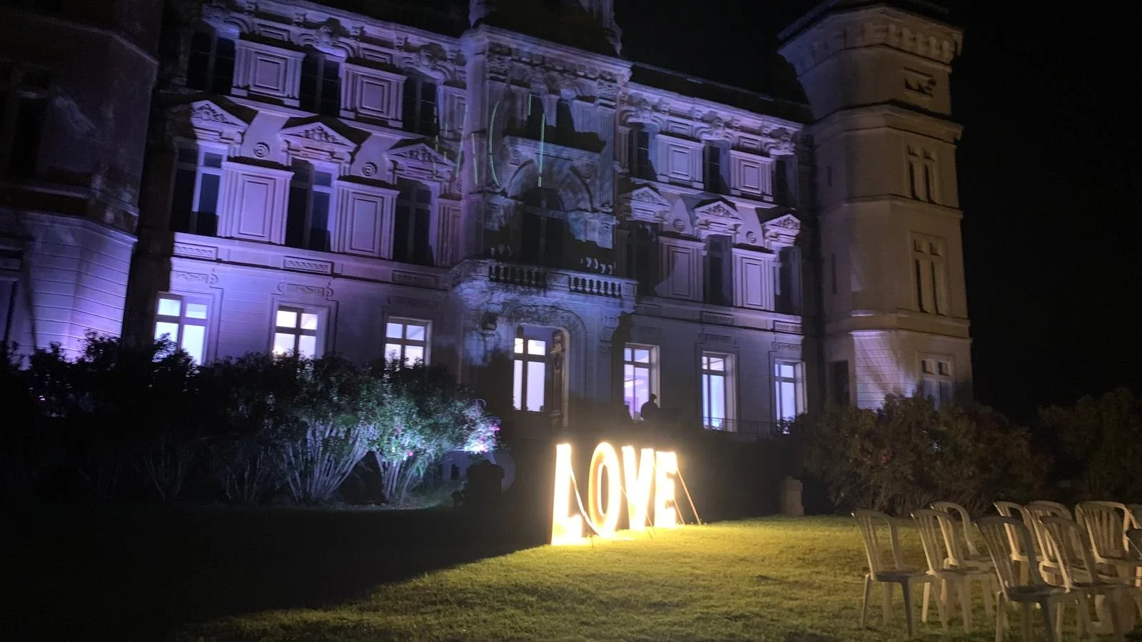 Château de Sériège Hérault illuminé la nuit lors d'un mariage avec projection lumineuse et lettres LOVE