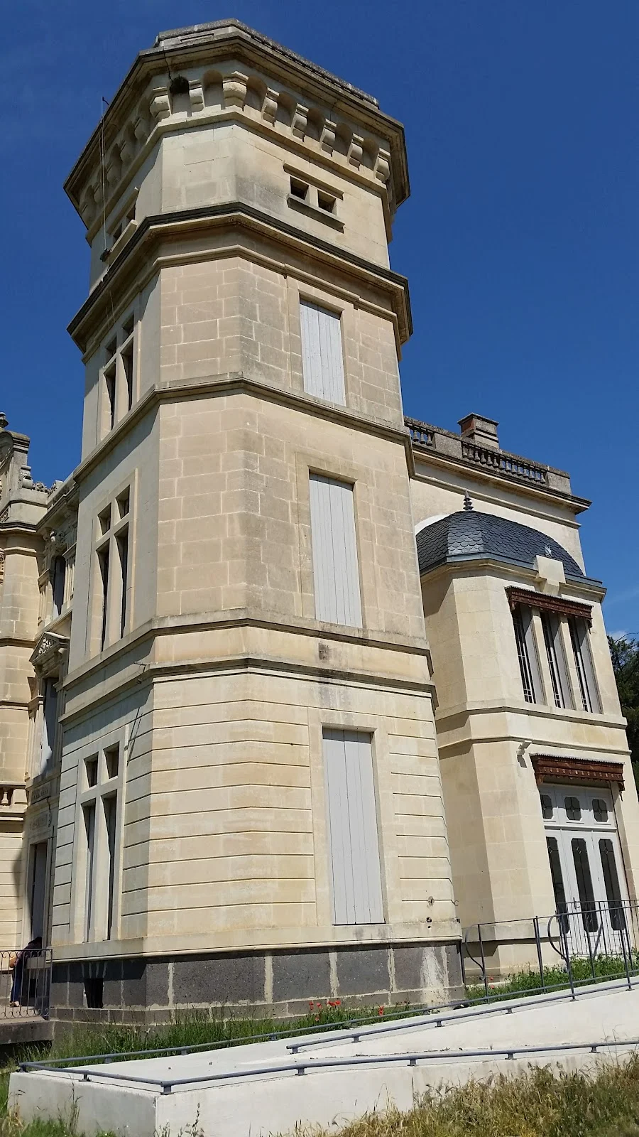Tour néoclassique en pierre de taille du Château de Sériège Hérault sous ciel bleu méditerranéen