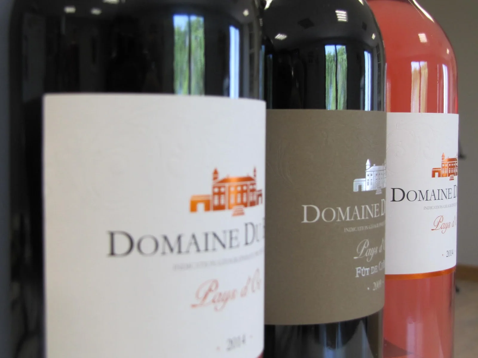 Bouteilles de vin rouge et rosé Domaine du Bosc Pays d'Oc millésime 2014 avec étiquettes élégantes en Hérault