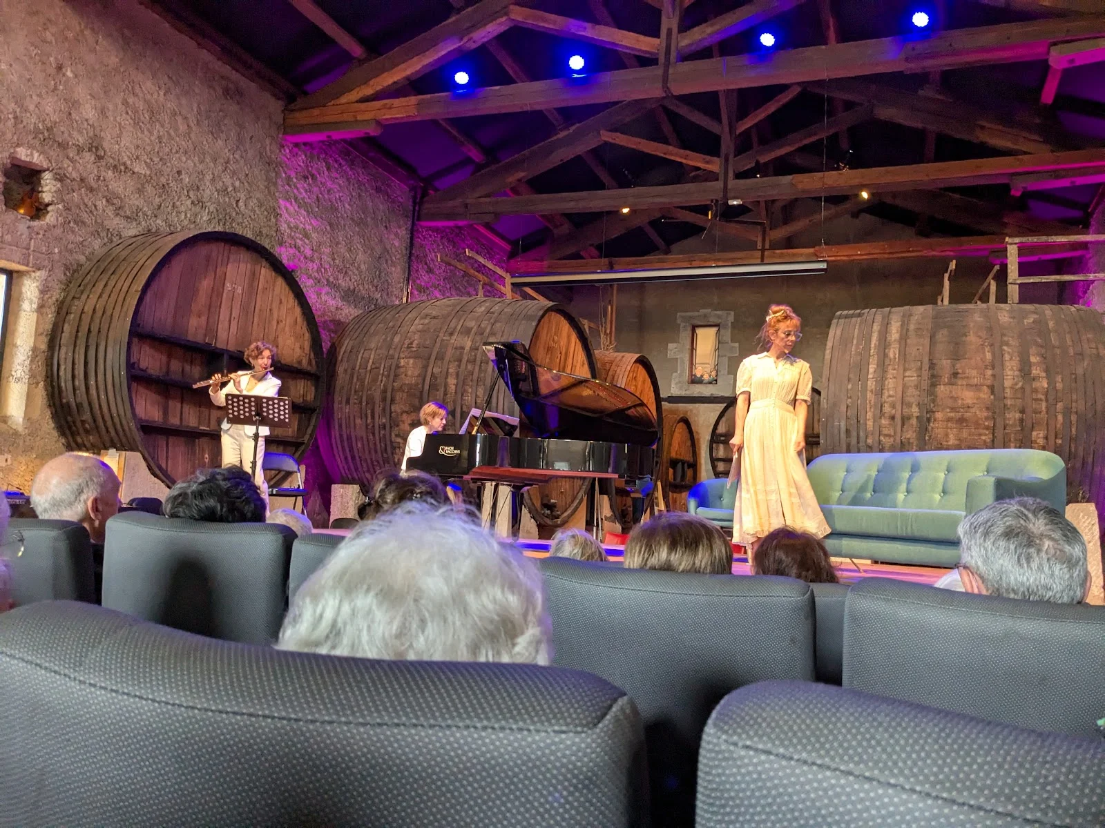 Concert classique dans le chai du Château Domaine du Bosc avec fûts en bois et scène musicale - Hérault