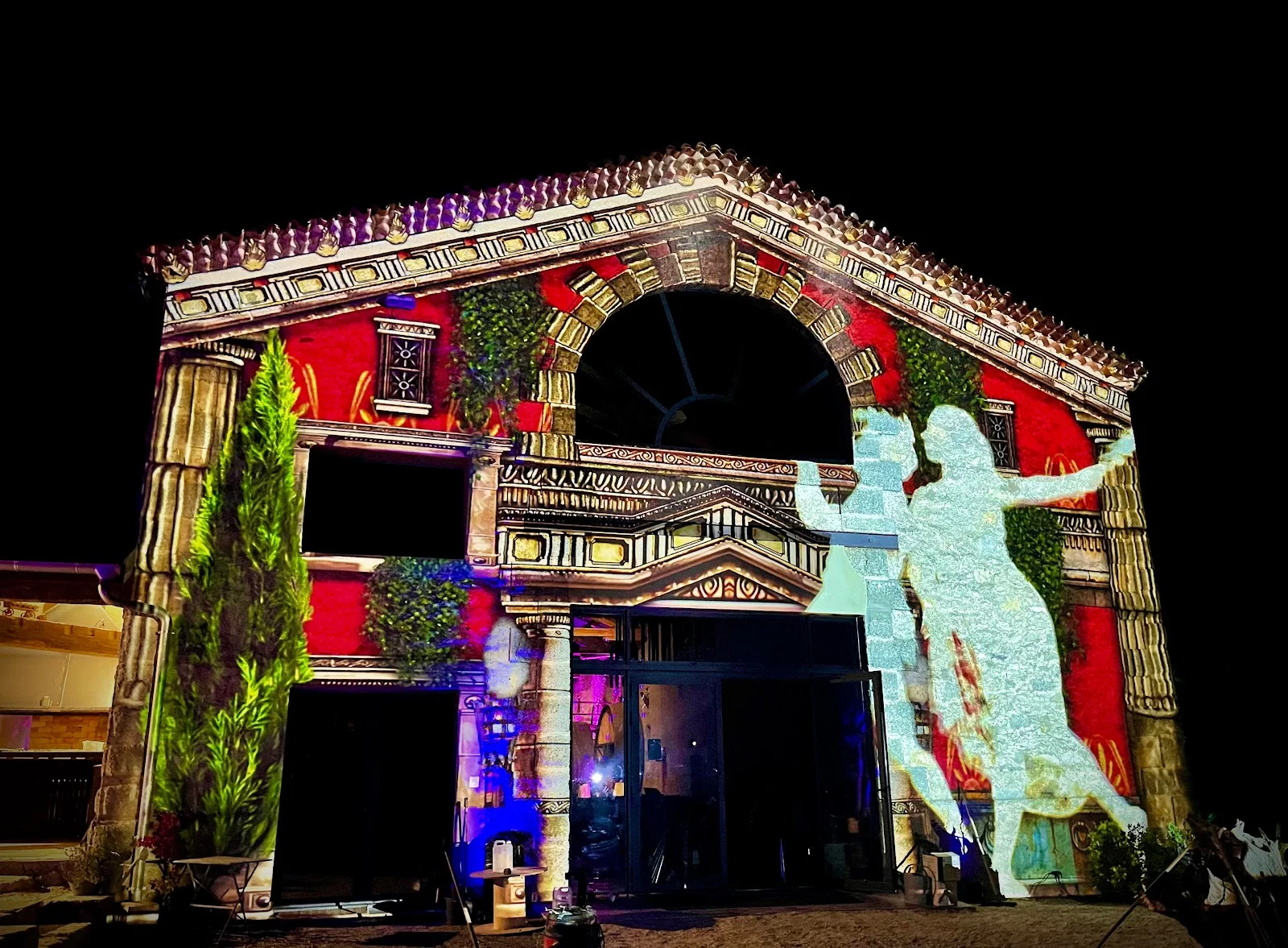 Façade du Château Domaine du Bosc illuminée par un spectacle de mapping vidéo nocturne en Hérault